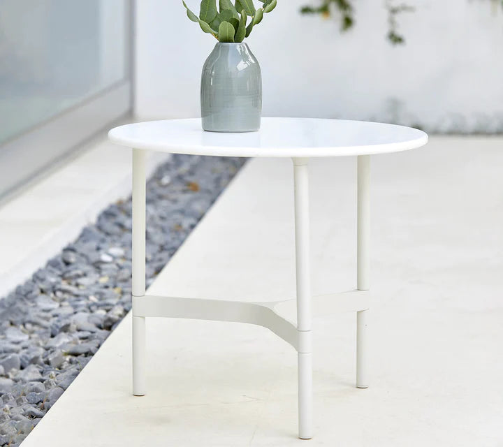 White coffee table with gray vase 